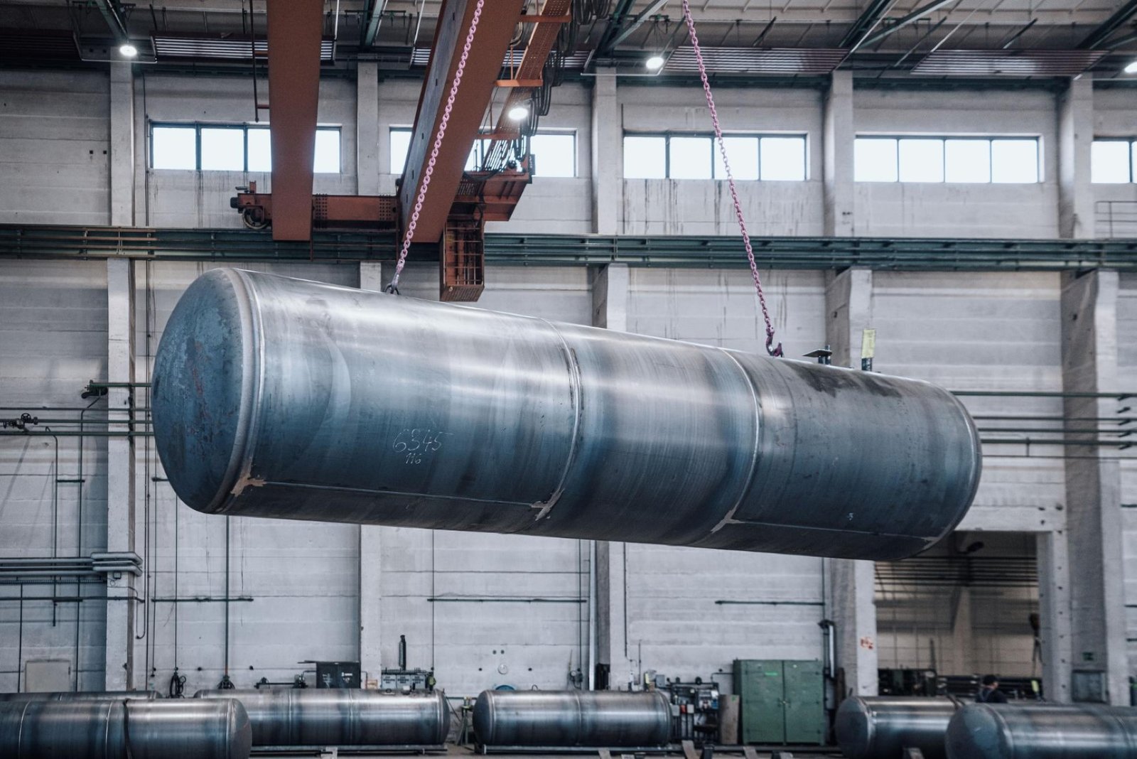 Metalltank beim Rückbau in einer Industriehalle