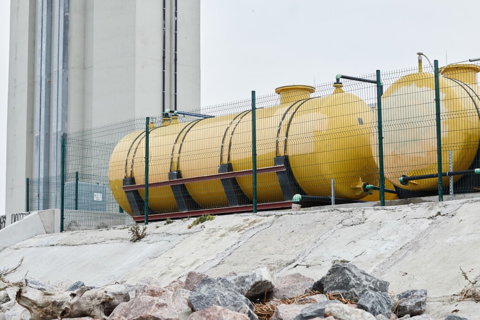 Oberirdische Tanks auf einem Industriegelände