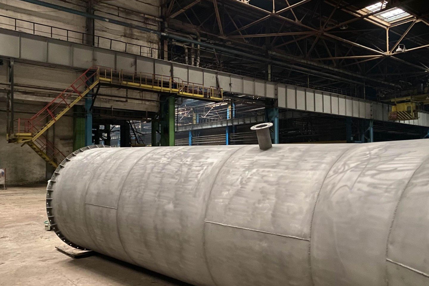 Große liegende Tankanlage in einer Industriehalle